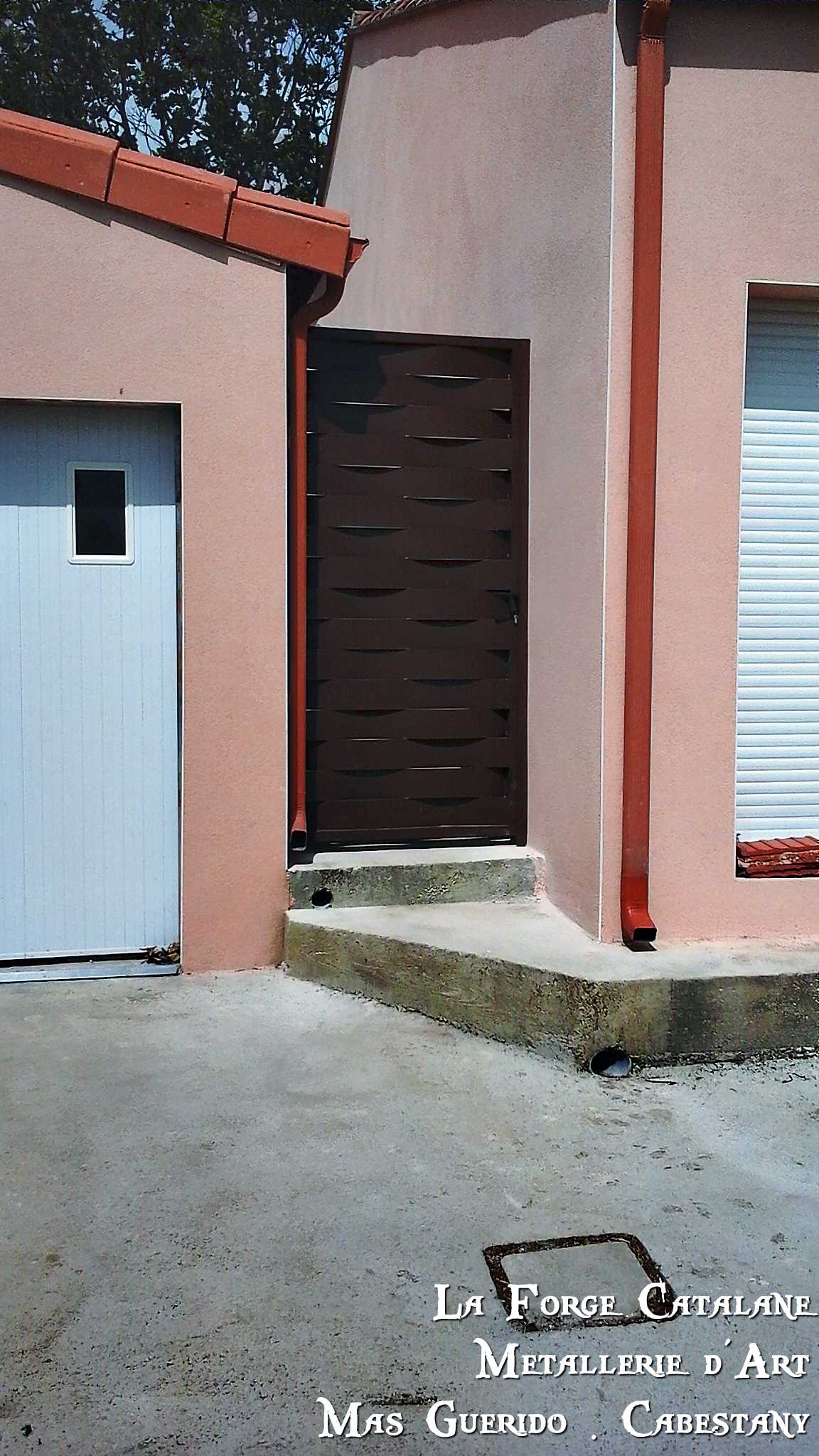 portillon tole effet lames tressees vannerie forge catalane.jpg